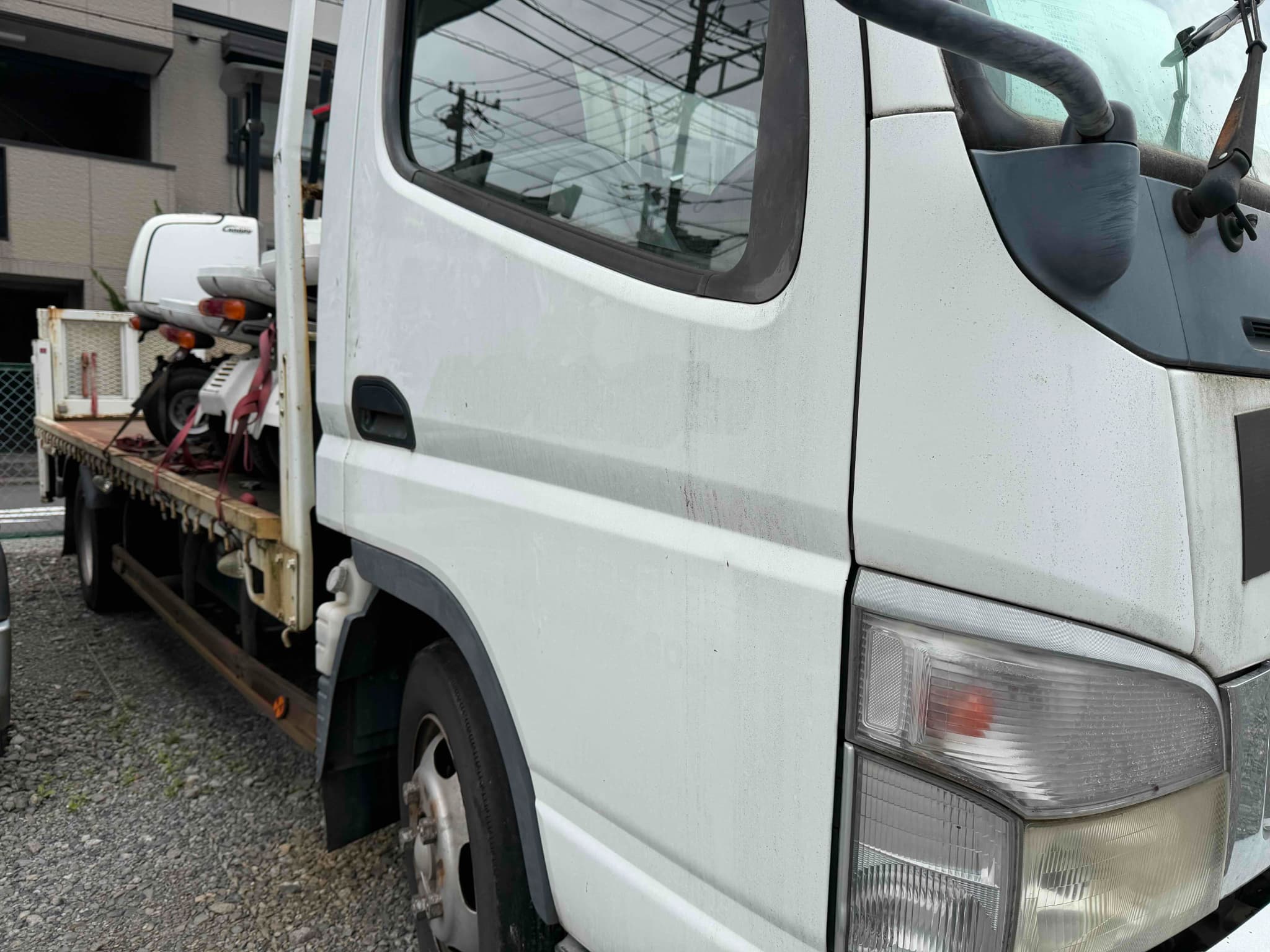 パワーゲート付き2トンキャリアカー。荷台にジャイロキャノピーを積載している状態