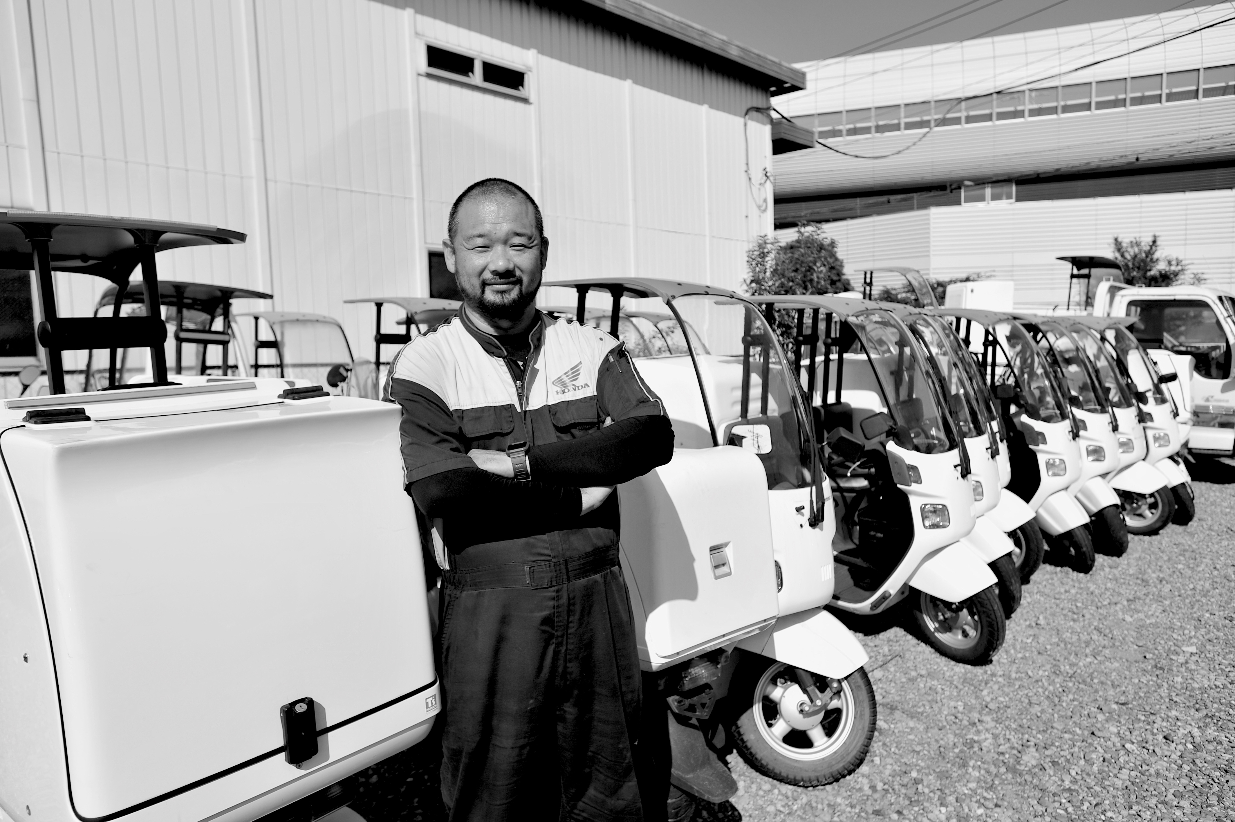 埼玉県三郷市のジャイロキャノピー専門店 WINGオオタニ 店舗と整備車両